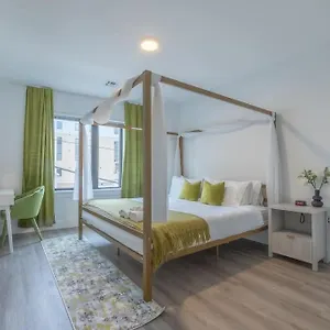 Apartment Spacious Airport Suite: Two-bedroom Comfort With Laundry, Orange